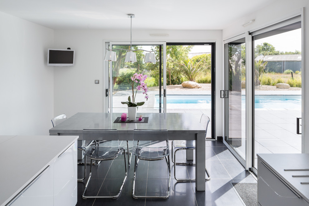 Идея дизайна: кухня-столовая среднего размера в современном стиле с белыми стенами и полом из керамической плитки без камина