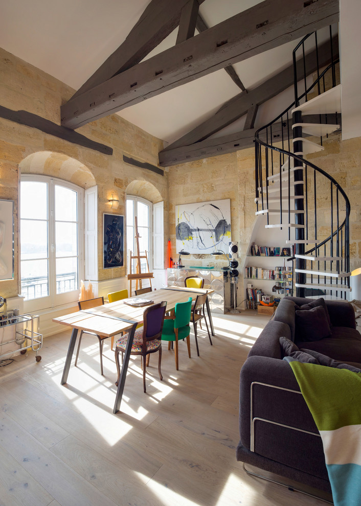 Offenes Eklektisches Esszimmer mit hellem Holzboden, beigem Boden und beiger Wandfarbe in Bordeaux