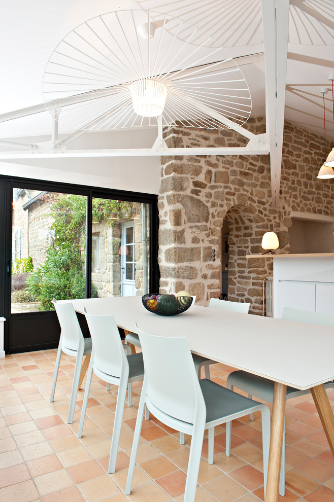 Foto de comedor de estilo de casa de campo grande abierto con paredes beige y suelo de baldosas de terracota