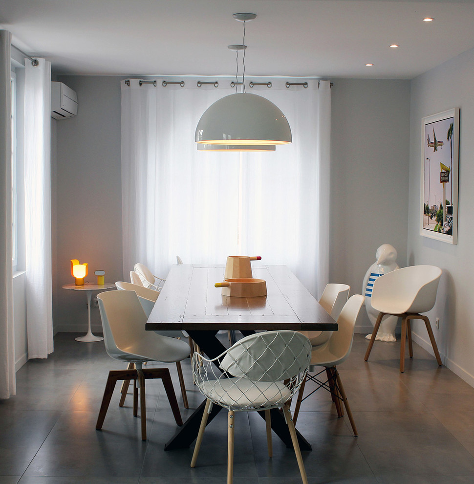 Стильный дизайн: отдельная столовая среднего размера в скандинавском стиле с серыми стенами без камина - последний тренд
