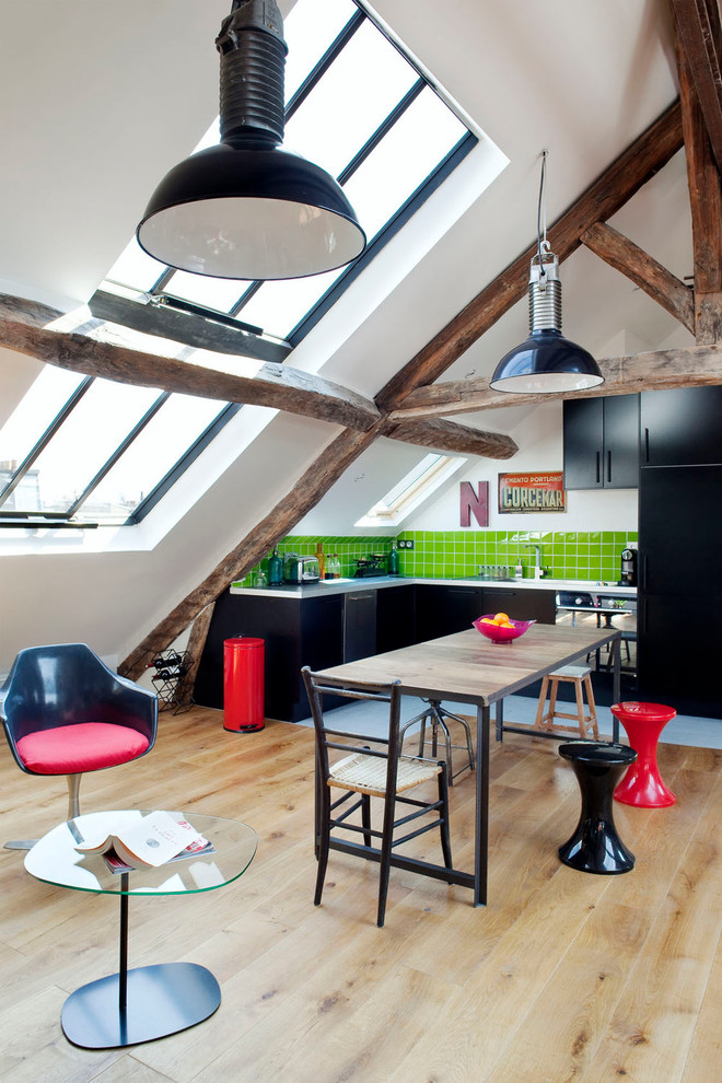 Moderne Wohnküche mit weißer Wandfarbe und hellem Holzboden in Paris