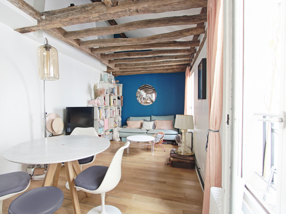 Foto di una piccola sala da pranzo aperta verso il soggiorno contemporanea con pareti bianche, parquet chiaro, nessun camino e travi a vista