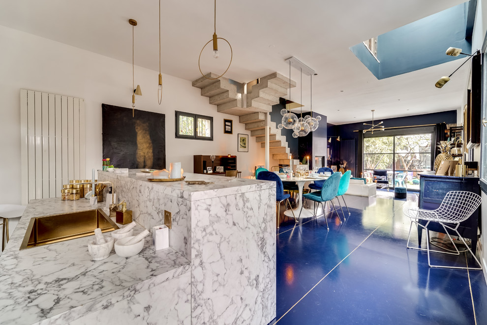 Cette photo montre une salle à manger moderne de taille moyenne avec une cheminée standard et un sol bleu.
