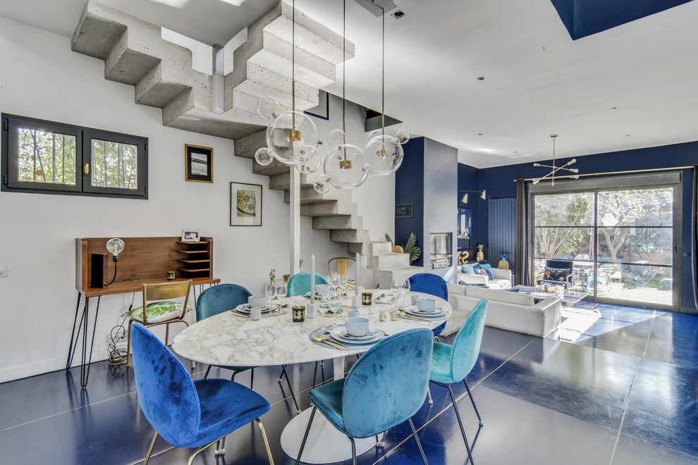 Foto de comedor contemporáneo grande con paredes blancas y suelo azul