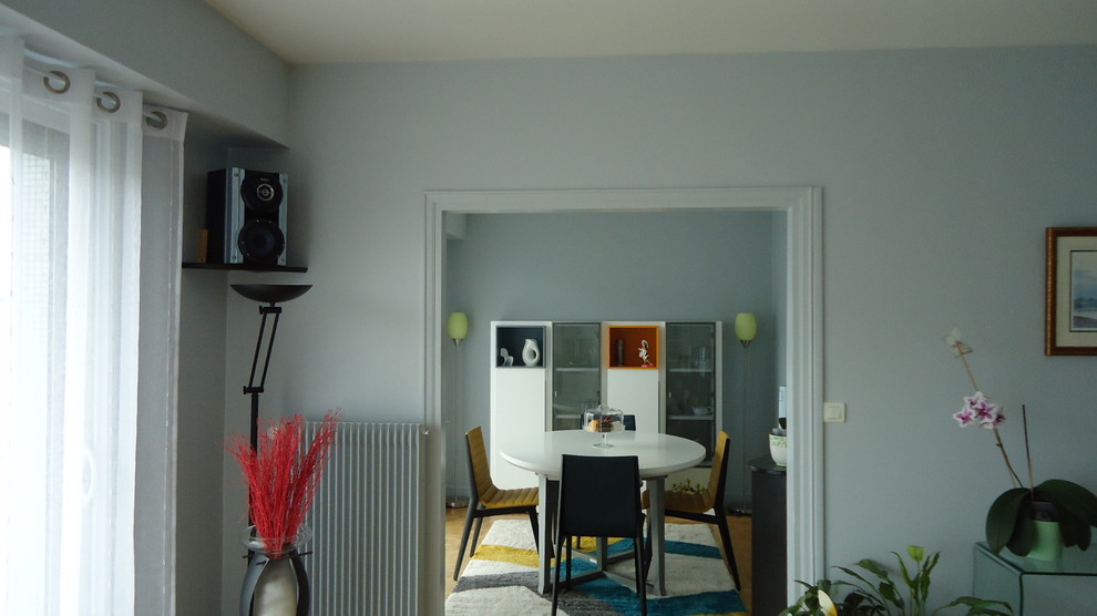 This is an example of a contemporary dining room in Angers with grey walls.