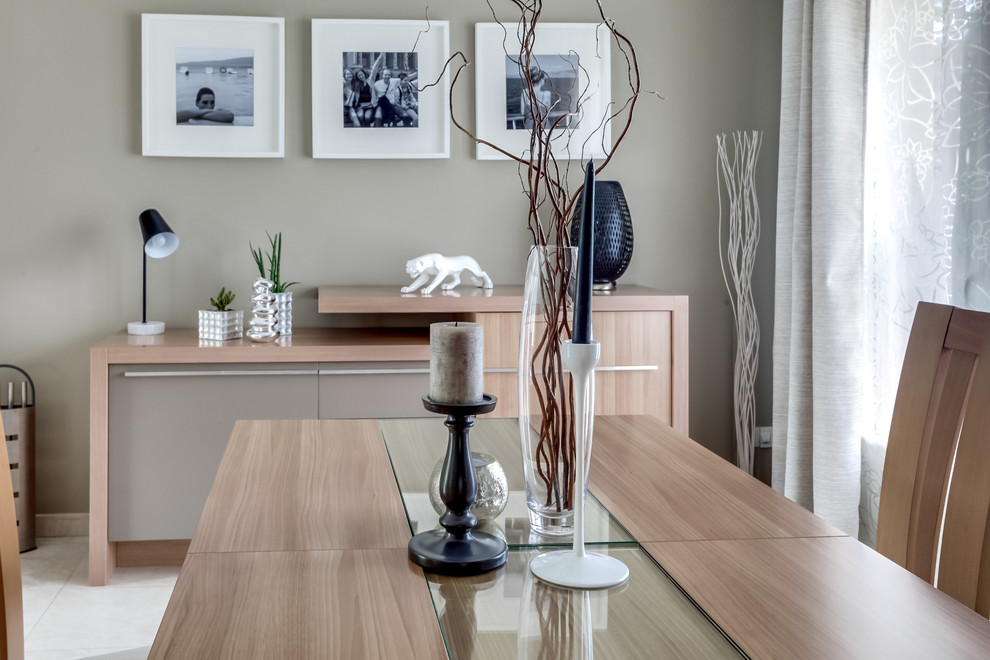Источник вдохновения для домашнего уюта: отдельная столовая среднего размера в современном стиле с серыми стенами, полом из керамической плитки и белым полом