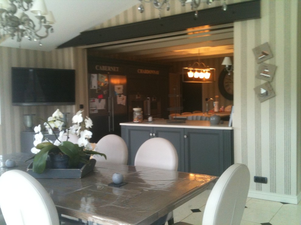 This is an example of a contemporary dining room in Angers.