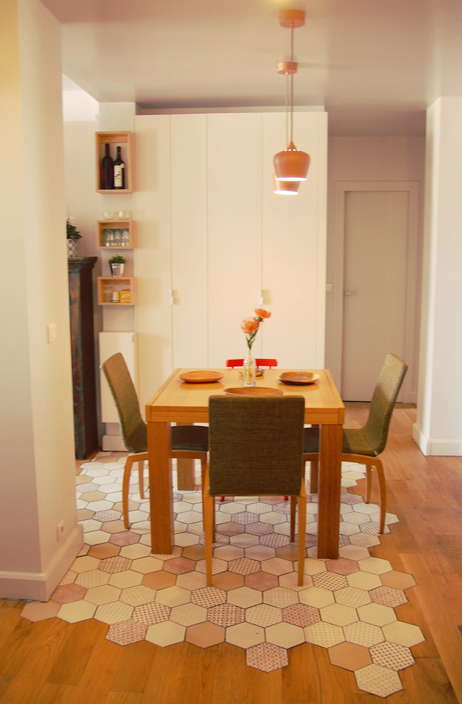 Inspiration pour une salle à manger ouverte sur le salon design de taille moyenne avec un mur blanc, un sol en carrelage de céramique et aucune cheminée.