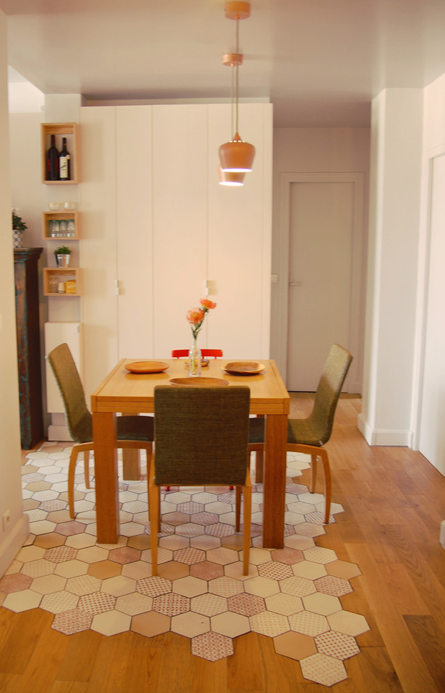 Foto de comedor contemporáneo de tamaño medio abierto sin chimenea con paredes blancas y suelo de baldosas de cerámica