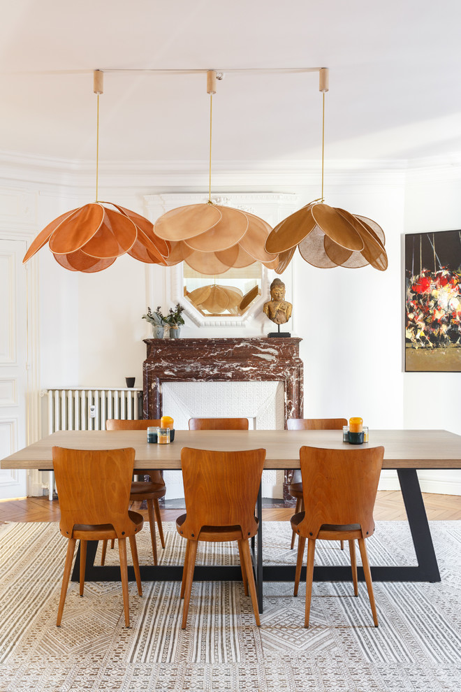 Diseño de comedor contemporáneo con paredes blancas, suelo de madera en tonos medios y suelo marrón