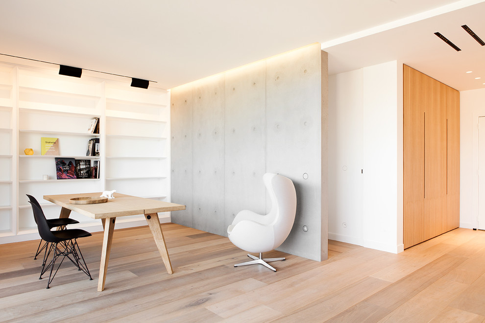 Cette image montre une salle à manger ouverte sur le salon design de taille moyenne avec un mur blanc et parquet clair.