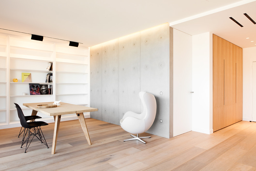 Immagine di una sala da pranzo minimal di medie dimensioni con pareti bianche, parquet chiaro e pavimento marrone
