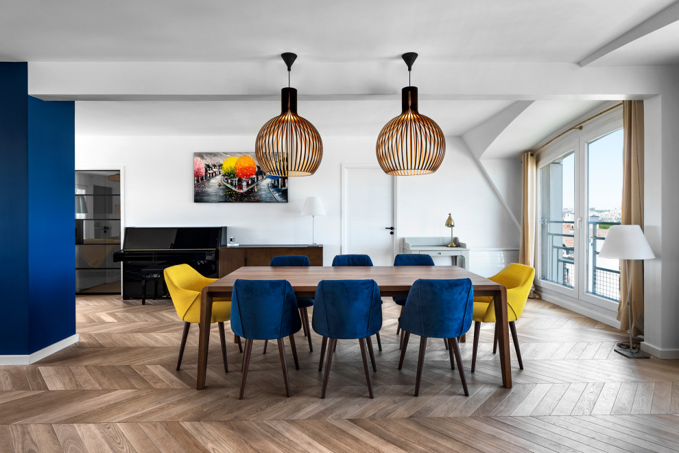 Offenes Modernes Esszimmer mit weißer Wandfarbe, braunem Holzboden und braunem Boden in Paris