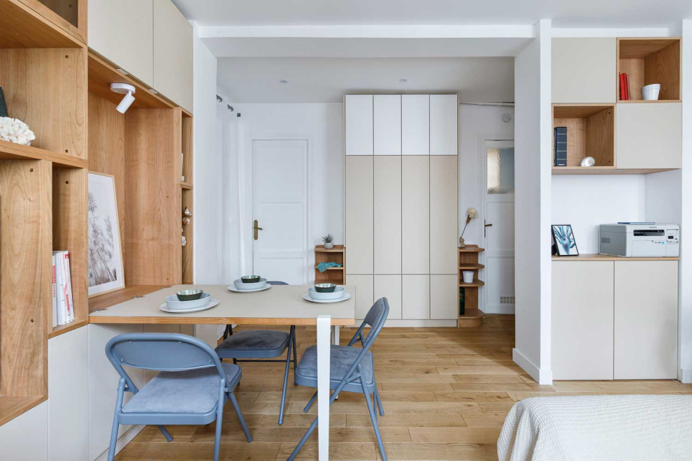 Aménagement d'une petite salle à manger avec un mur beige.