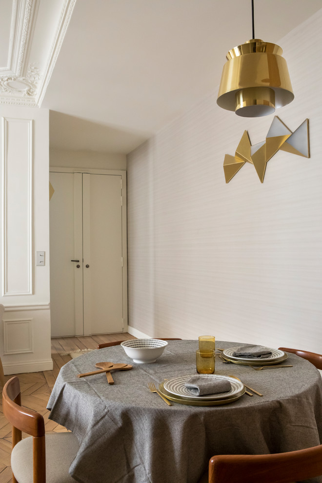 Aménagement d'une salle à manger ouverte sur le salon contemporaine avec un mur beige, parquet foncé, aucune cheminée et un sol marron.