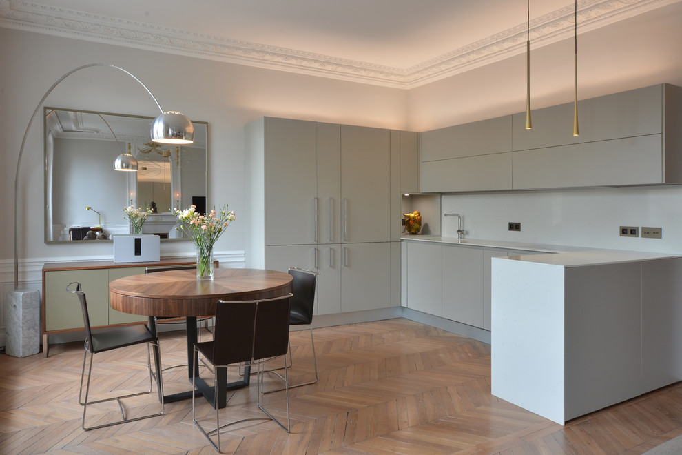 Idee per una grande sala da pranzo aperta verso il soggiorno minimal con pavimento marrone, pareti bianche e parquet chiaro