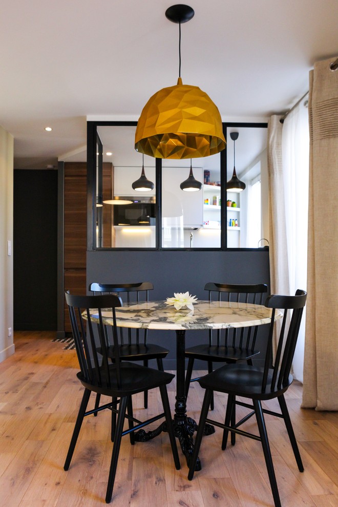 Inspiration pour une petite salle à manger urbaine avec sol en stratifié et un sol beige.