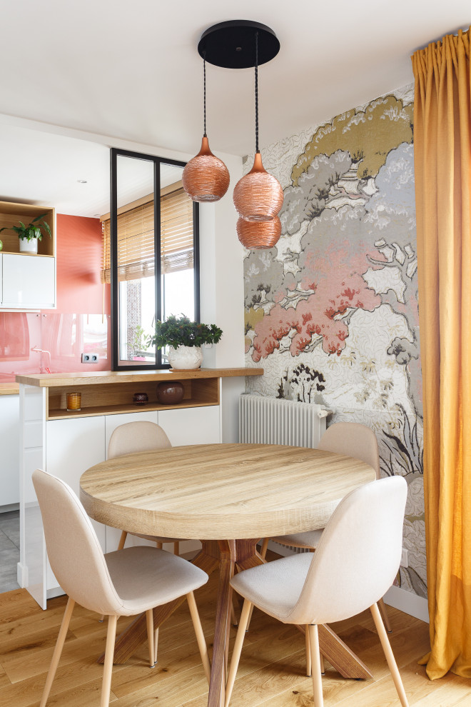 Photo of a contemporary dining room in Paris.