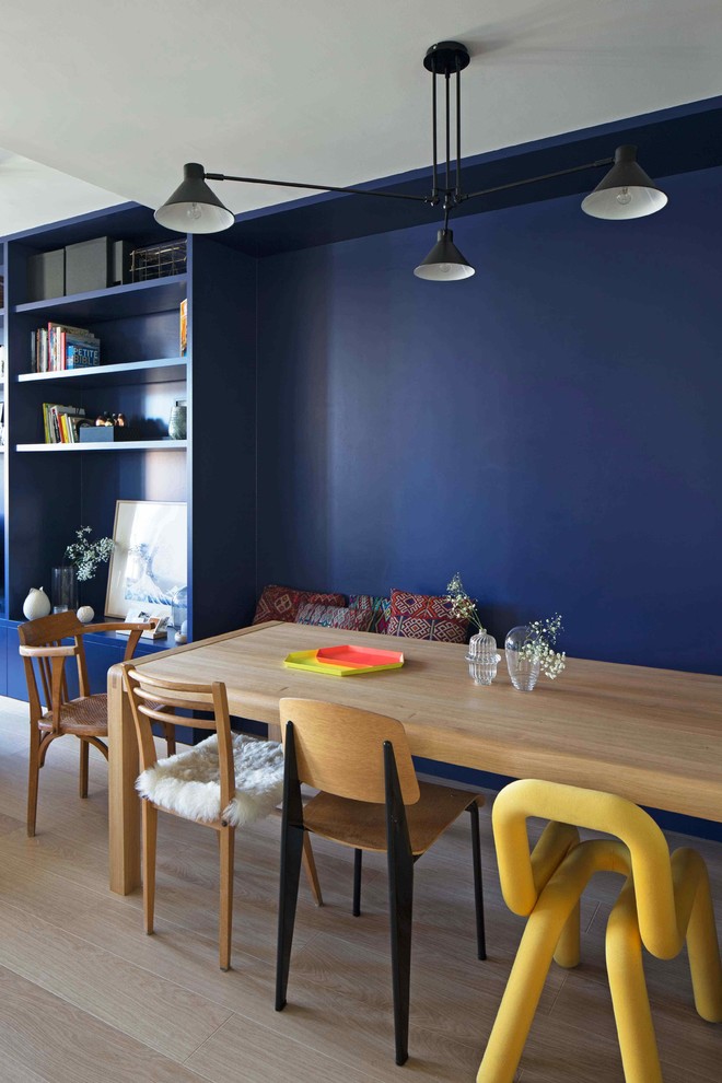 Идея дизайна: гостиная-столовая в современном стиле с синими стенами и светлым паркетным полом без камина