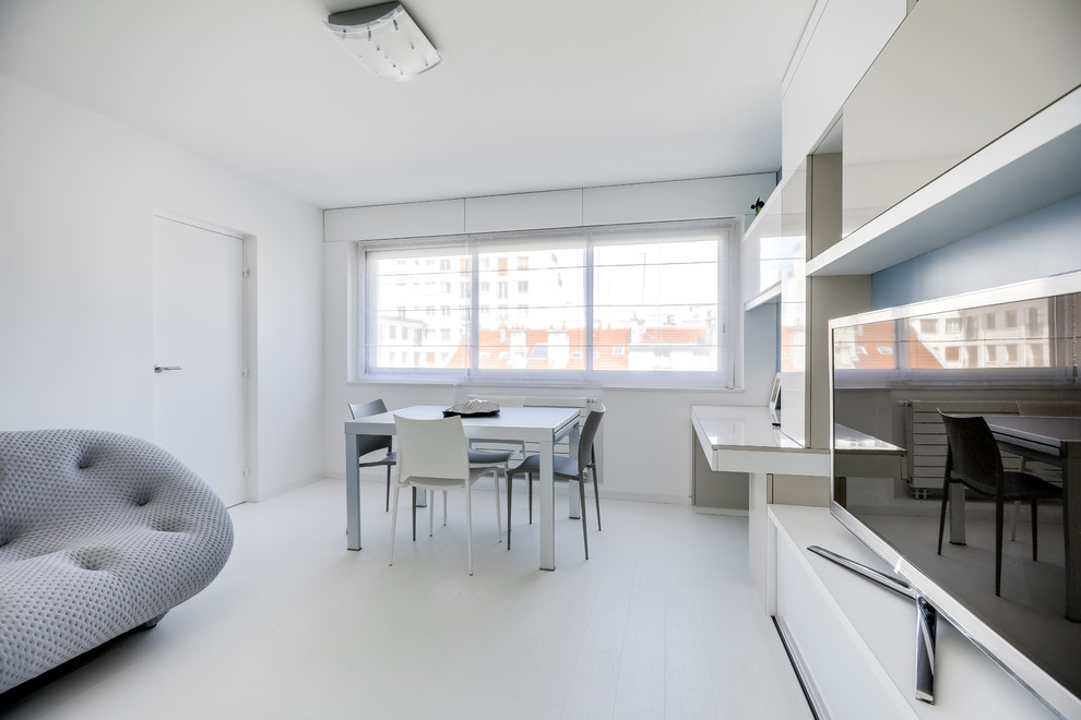 Foto di una sala da pranzo aperta verso il soggiorno minimalista di medie dimensioni con pareti blu, pavimento in legno verniciato, nessun camino e pavimento bianco