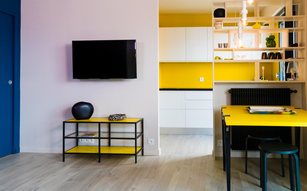 Источник вдохновения для домашнего уюта: гостиная-столовая среднего размера в скандинавском стиле с разноцветными стенами, светлым паркетным полом и белым полом