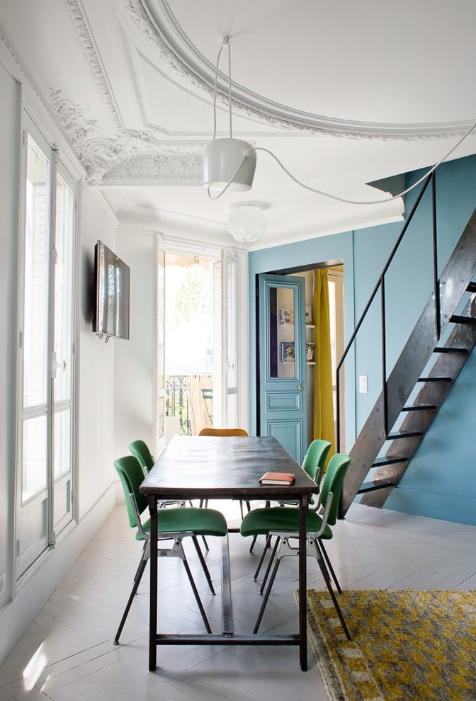 Inspiration pour une salle à manger design de taille moyenne avec un mur blanc, parquet peint et un sol gris.