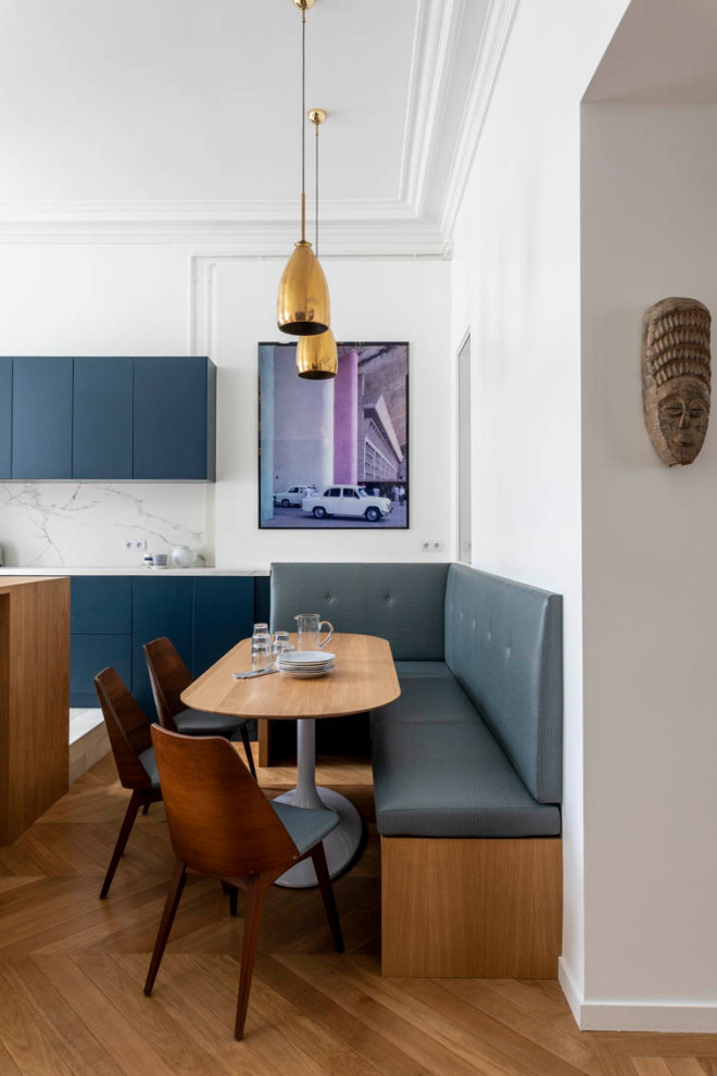 Свежая идея для дизайна: кухня-столовая среднего размера в современном стиле с белыми стенами и коричневым полом - отличное фото интерьера