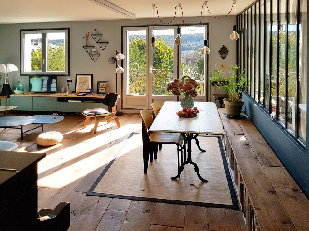 Источник вдохновения для домашнего уюта: гостиная-столовая среднего размера в стиле ретро с синими стенами, светлым паркетным полом и коричневым полом