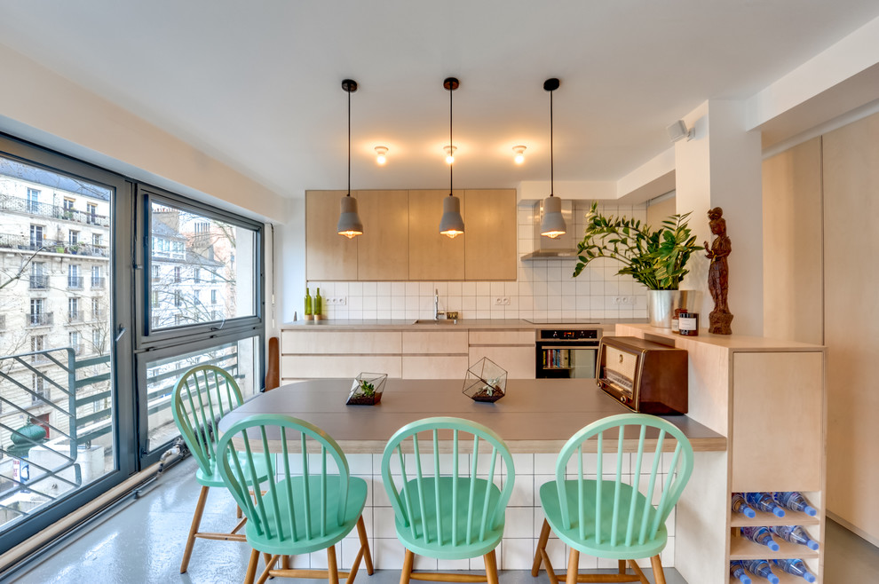 Idéer för mellanstora minimalistiska kök med matplatser, med vita väggar