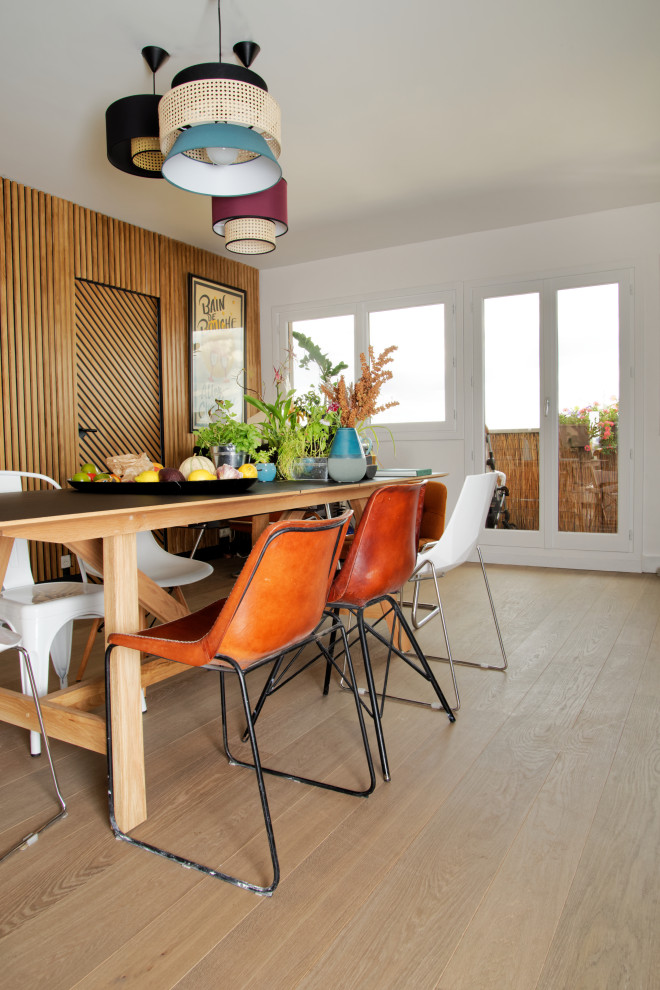 Mittelgroßes Modernes Esszimmer mit hellem Holzboden und beigem Boden in Bordeaux