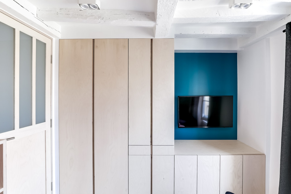 Idées déco pour une petite salle à manger ouverte sur le salon contemporaine avec un mur bleu, parquet peint, aucune cheminée et un sol blanc.