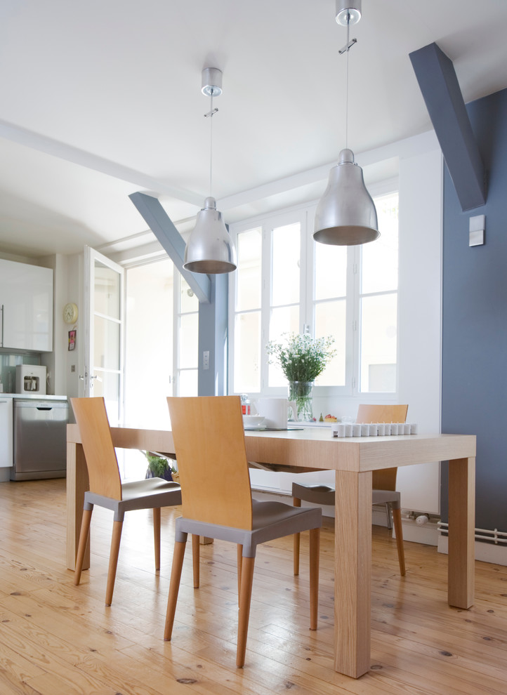 Idee per una sala da pranzo aperta verso il soggiorno contemporanea di medie dimensioni con pareti grigie e pavimento in legno massello medio