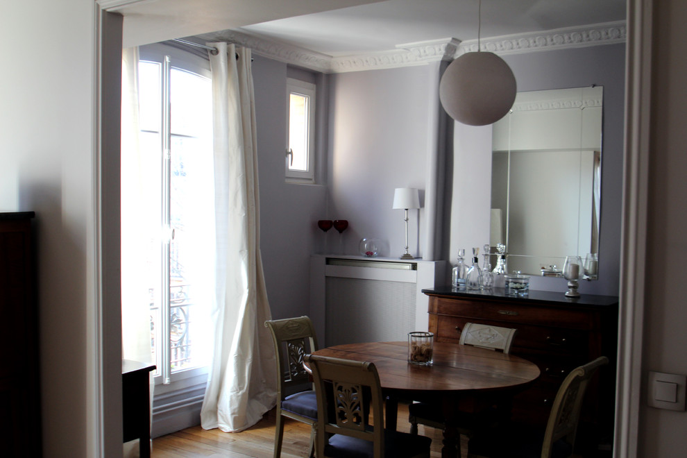 Transitional dining room photo in Paris