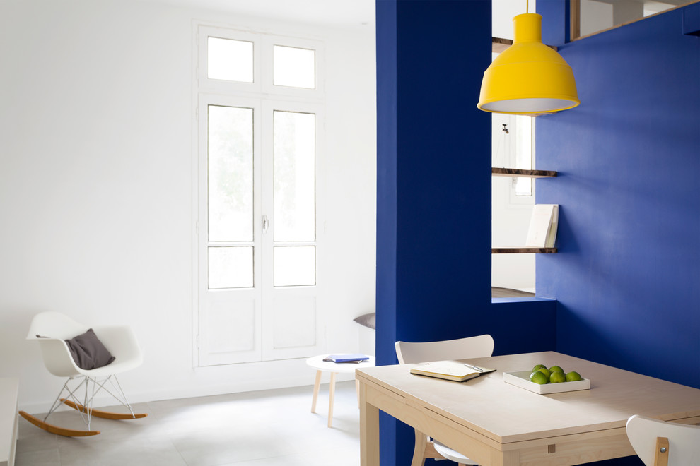 Kleines, Offenes Modernes Esszimmer mit blauer Wandfarbe in Montpellier