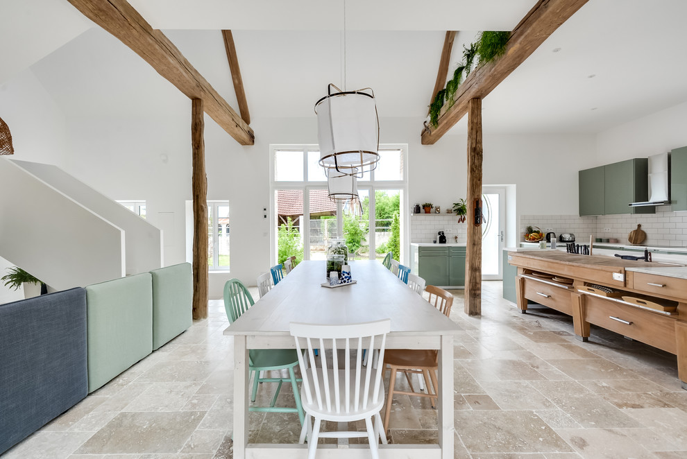 Ispirazione per una grande sala da pranzo aperta verso il soggiorno boho chic con pareti bianche, pavimento in marmo, stufa a legna e pavimento beige