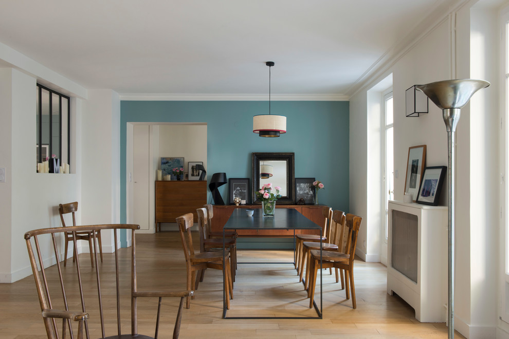 Idee per una sala da pranzo minimal con pareti bianche, pavimento in legno massello medio e pavimento marrone