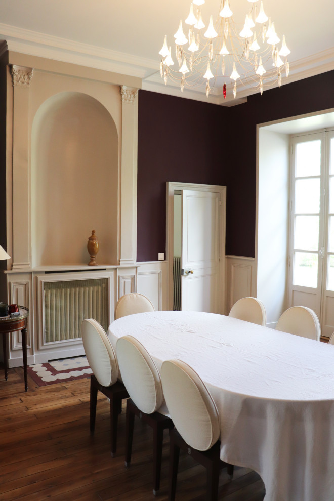 Idee per una sala da pranzo tradizionale di medie dimensioni con pareti viola, parquet chiaro, pavimento marrone e boiserie