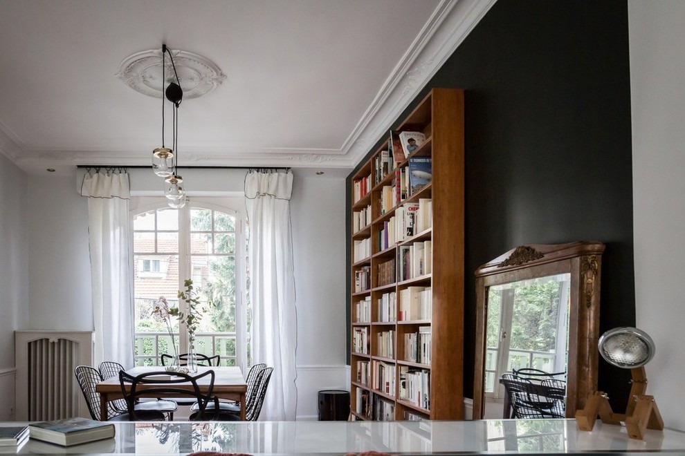 Ispirazione per una sala da pranzo aperta verso il soggiorno minimal di medie dimensioni con pareti verdi, parquet chiaro e pavimento marrone