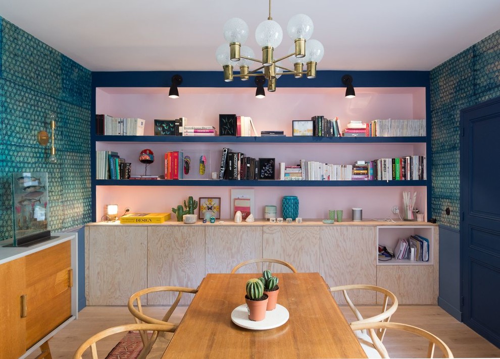 Esempio di una grande sala da pranzo minimal chiusa con parquet chiaro, pavimento marrone e pareti blu
