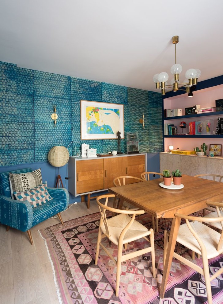 Réalisation d'une grande salle à manger bohème avec parquet clair, un mur bleu et un sol beige.