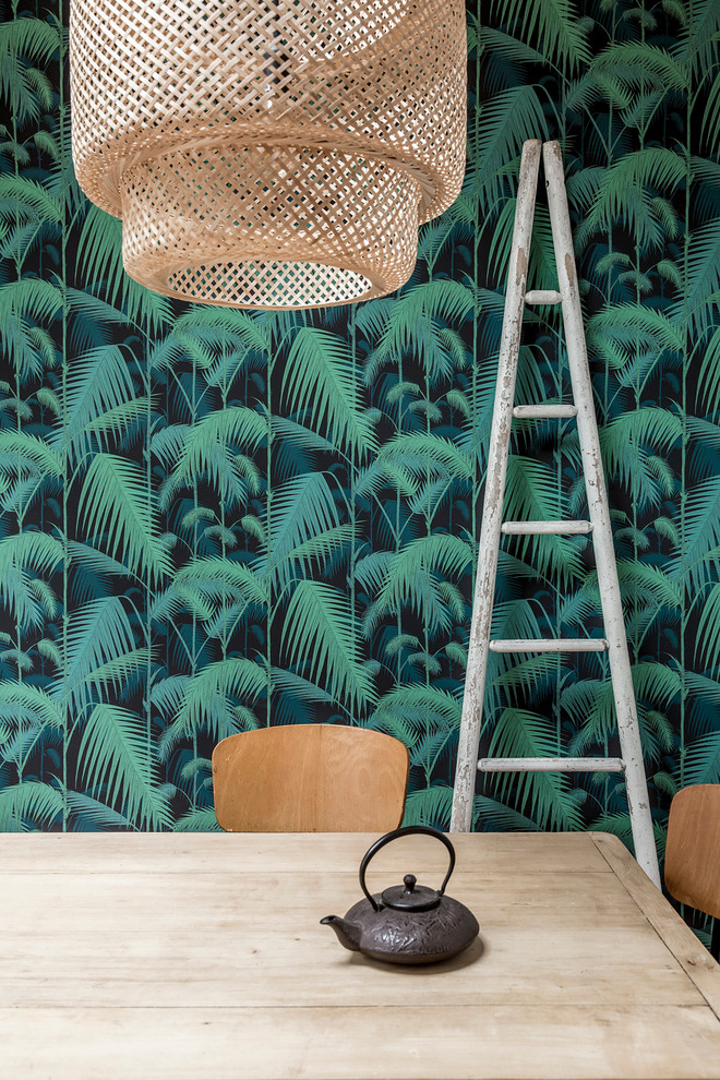 Ispirazione per una sala da pranzo minimalista con pareti verdi