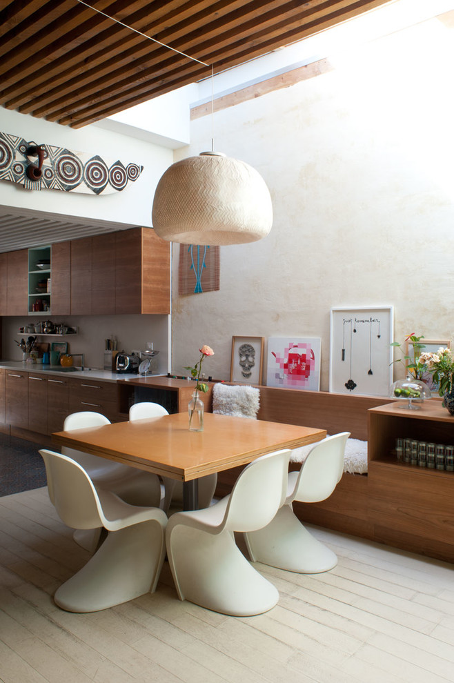 Immagine di una sala da pranzo aperta verso la cucina eclettica di medie dimensioni con pareti beige, pavimento in legno verniciato e pavimento beige