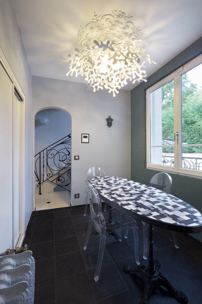 Свежая идея для дизайна: отдельная столовая среднего размера в стиле фьюжн с серыми стенами и полом из керамической плитки - отличное фото интерьера