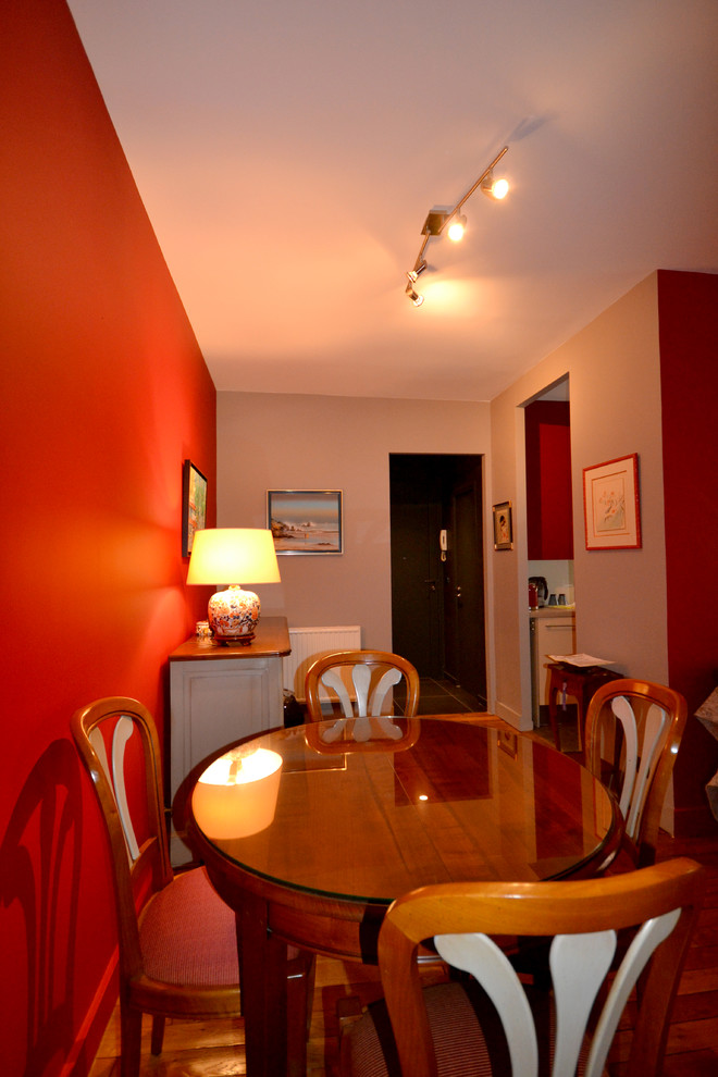Foto de comedor contemporáneo pequeño abierto con paredes rojas y suelo de madera oscura