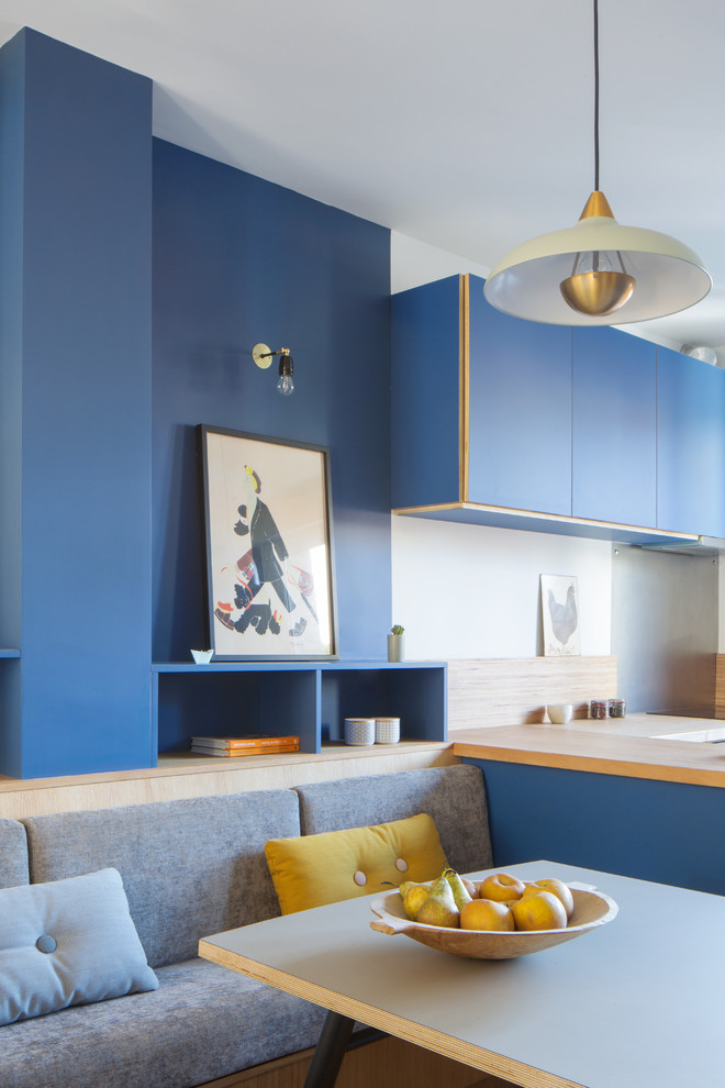На фото: гостиная-столовая среднего размера в современном стиле с синими стенами, светлым паркетным полом и бежевым полом