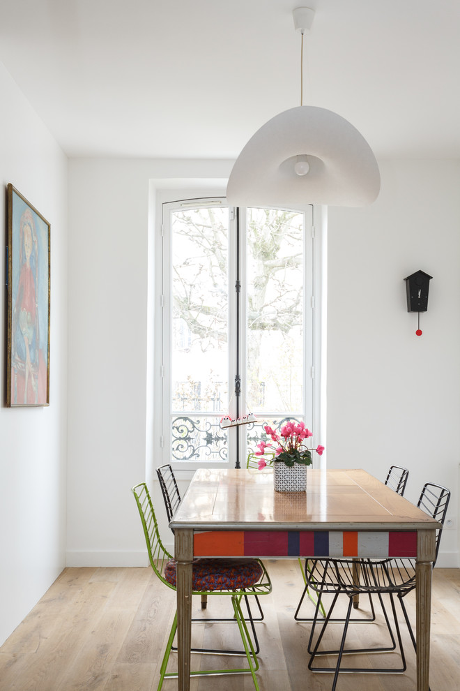 Ispirazione per una sala da pranzo aperta verso il soggiorno minimal di medie dimensioni con pareti bianche, parquet chiaro, pavimento beige e nessun camino