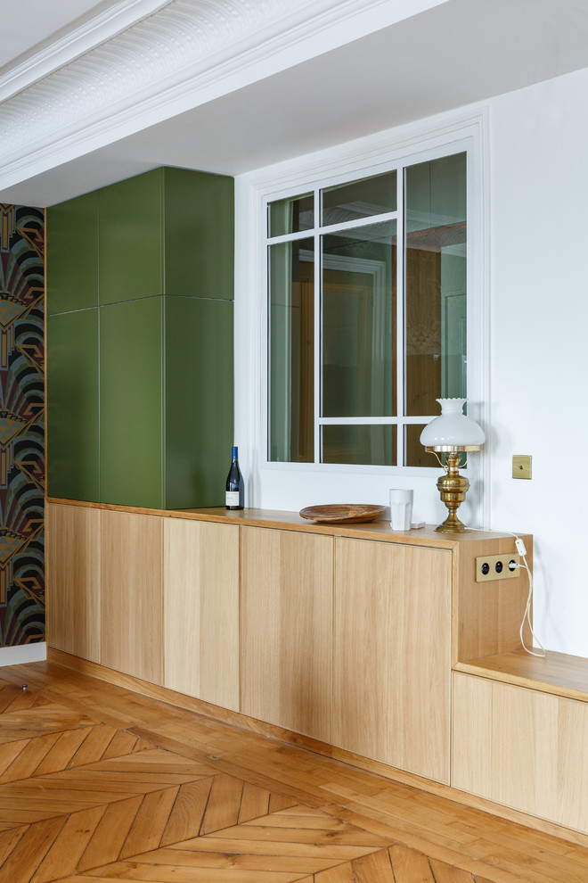 Пример оригинального дизайна: кухня-столовая среднего размера в стиле модернизм с зелеными стенами, паркетным полом среднего тона и коричневым полом без камина