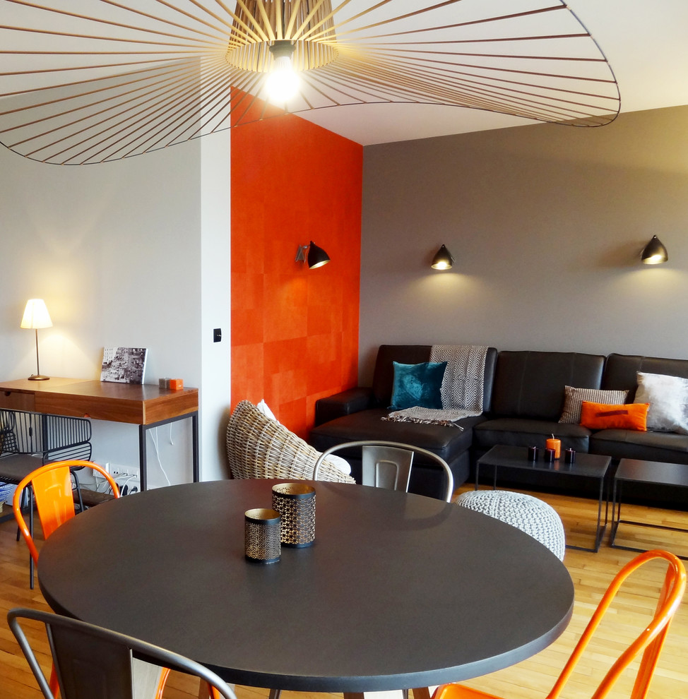 Esempio di una sala da pranzo aperta verso il soggiorno minimal di medie dimensioni con pareti beige, parquet chiaro e nessun camino