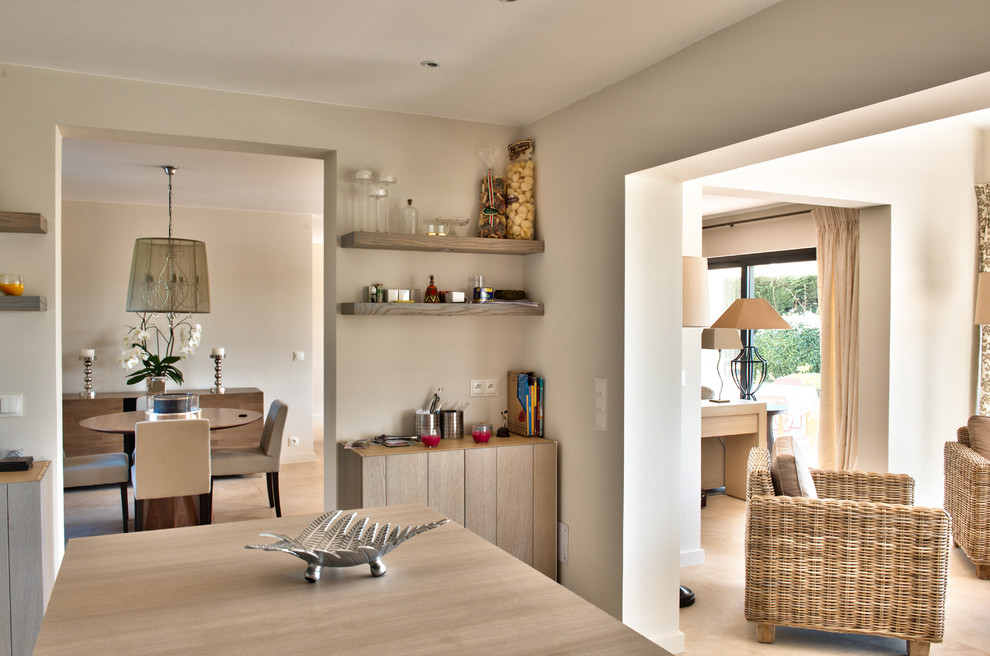 Immagine di una sala da pranzo aperta verso il soggiorno contemporanea di medie dimensioni con pavimento in travertino, pavimento beige e pareti beige