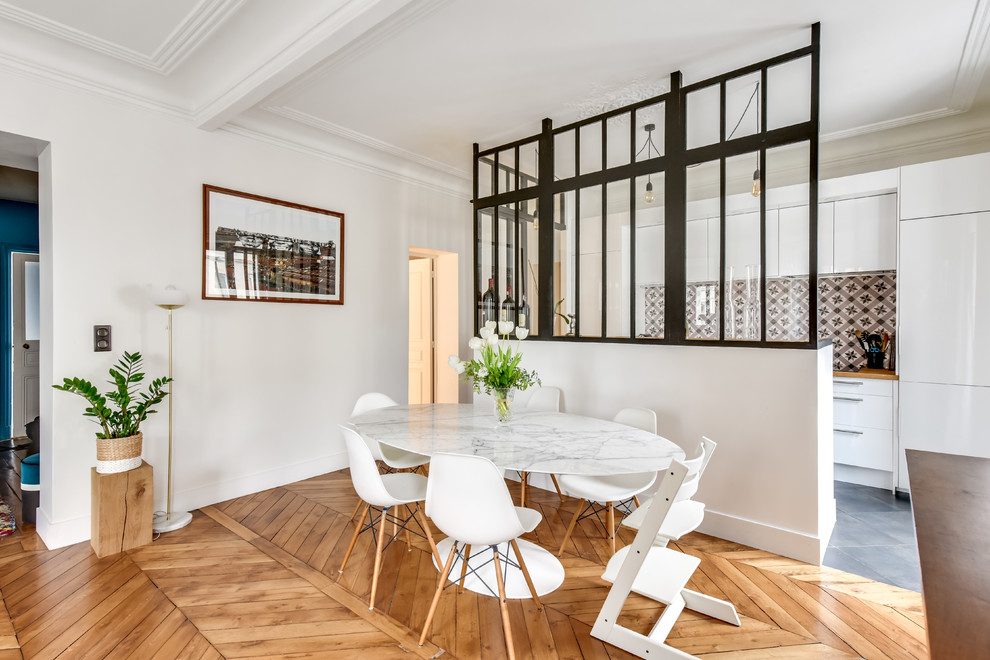 Esempio di una sala da pranzo aperta verso il soggiorno nordica con pareti bianche, pavimento in legno massello medio e pavimento marrone
